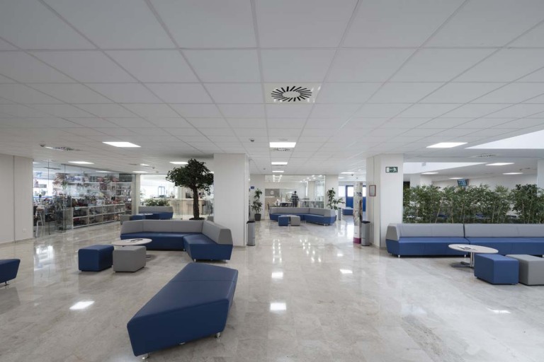 Hospital HM Puerta del Sur, un centro vanguardista con 12.000 m2 de techos Armstrong