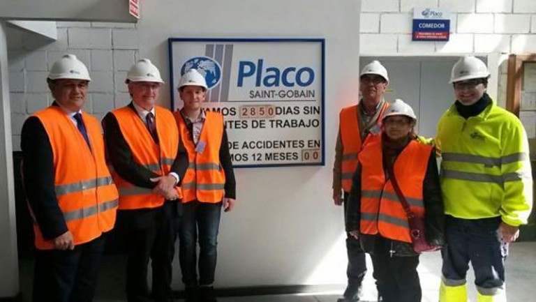 El consejero de Desarrollo Rural y Sostenibilidad de Aragón visita las plantas de Saint-Gobain Placo en las localidades de Quinto y Gelsa
