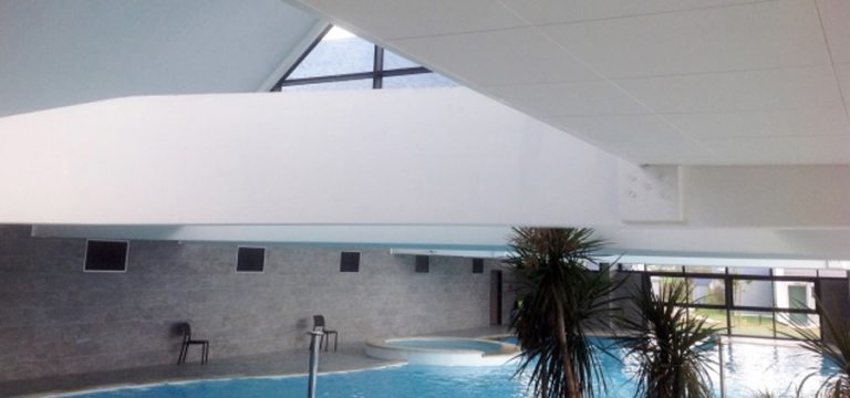 Los techos ROCKFON ofrecen diseño y luminosidad a la Piscina del complejo ARTS ET VIE, Francia